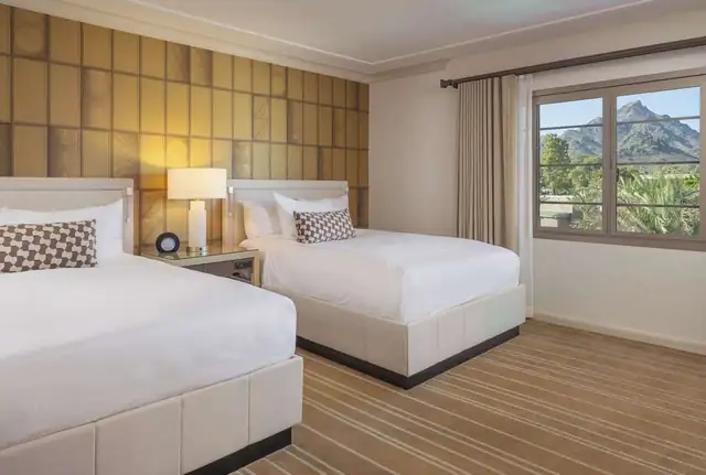 Arizona Biltmore à Phoenix, chambre avec deux lits et une lampe