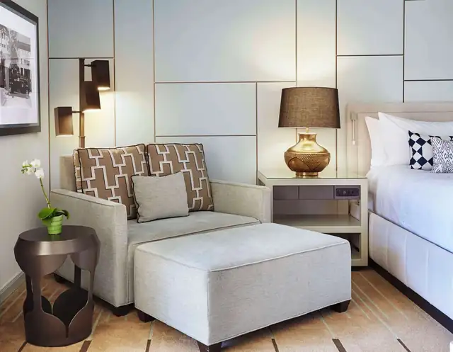 Arizona Biltmore à Phoenix, chambre moderne avec canapé et pouf