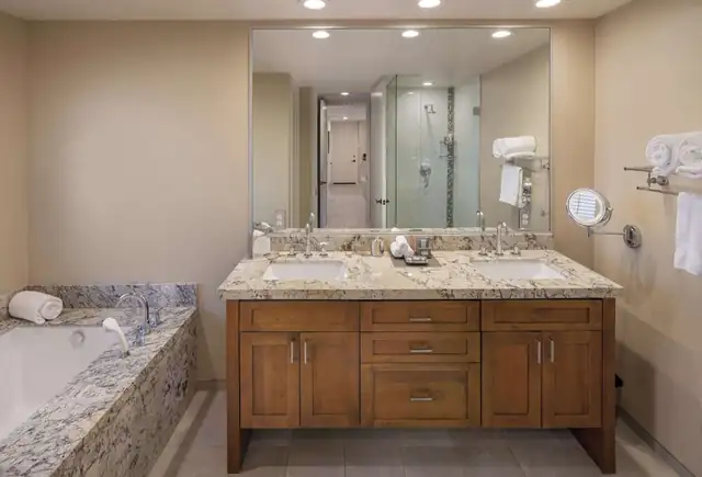 Arizona Biltmore à Phoenix, salle de bains moderne avec vasque en marbre et baignoire