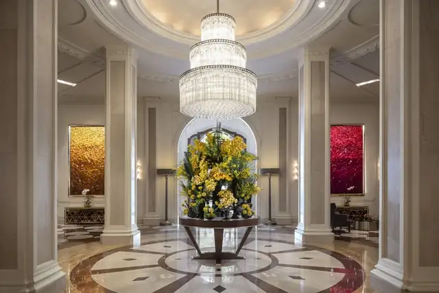 Beverly Wilshire à Beverly Hills, grand hall avec lustre en cristal