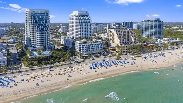 Conrad Fort Lauderdale Beach à Fort Lauderdale, paysage côtier avec de grands hôtels
