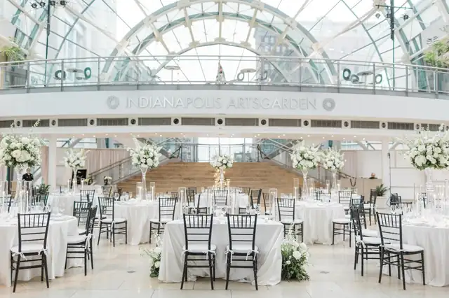 Conrad Indianapolis à Indianapolis, grande salle avec plusieurs tables rondes