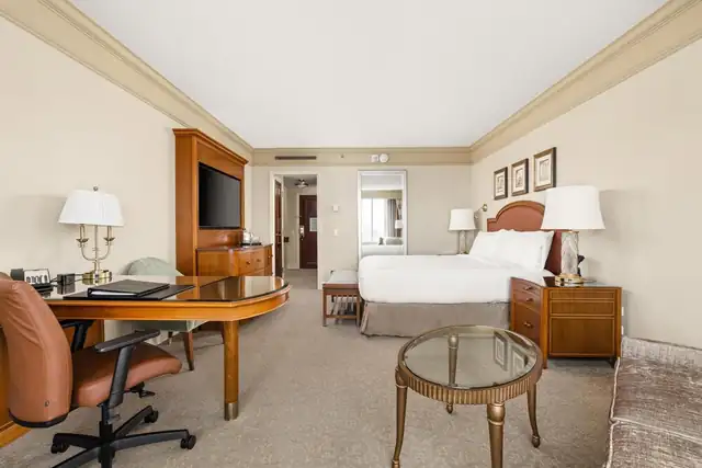Conrad Indianapolis à Indianapolis, chambre avec lit, bureau et chaise