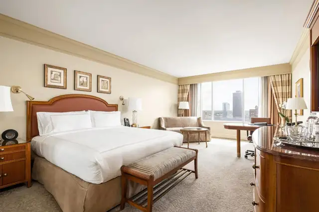 Conrad Indianapolis à Indianapolis, chambre avec grand lit et bureau