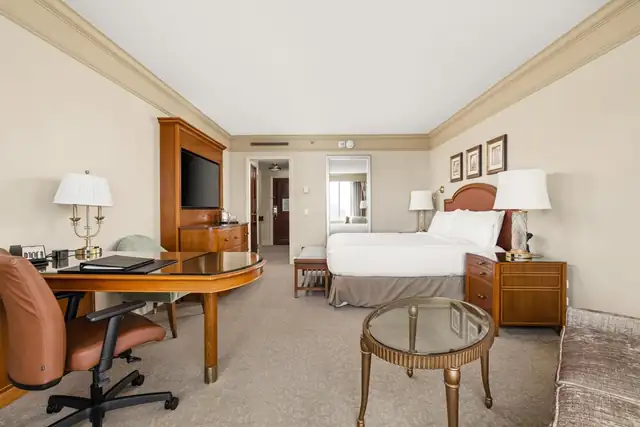 Conrad Indianapolis à Indianapolis, chambre avec lit et tables de chevet