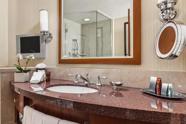Conrad Indianapolis à Indianapolis, salle de bains avec plan en marbre et miroir