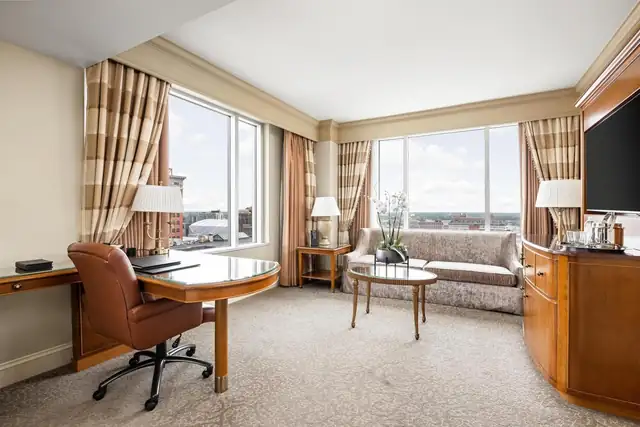 Conrad Indianapolis à Indianapolis, chambre avec bureau, chaise et canapé