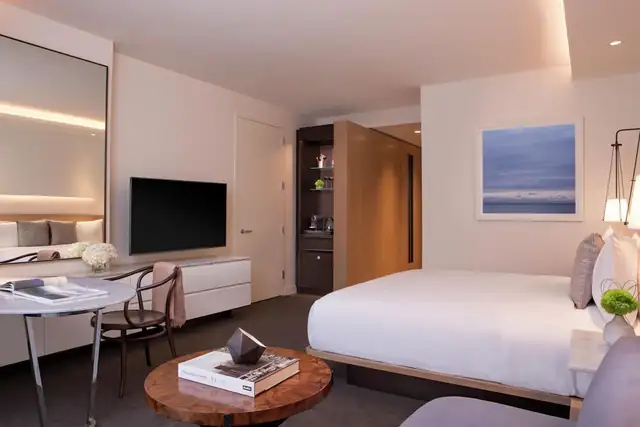 Conrad Washington DC à Washington D.C., chambre moderne avec téléviseur à écran plat
