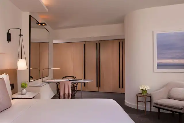 Conrad Washington DC à Washington D.C., chambre moderne avec lit et bureau