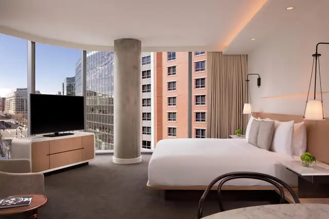 Conrad Washington DC à Washington D.C., chambre avec grand lit et téléviseur