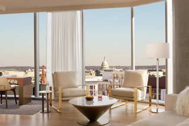Conrad Washington DC à Washington D.C., chambre moderne avec large baie vitrée