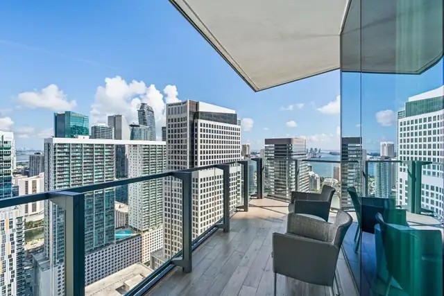 EAST Miami à Miami, balcon d'un immeuble haut avec vue sur la ville