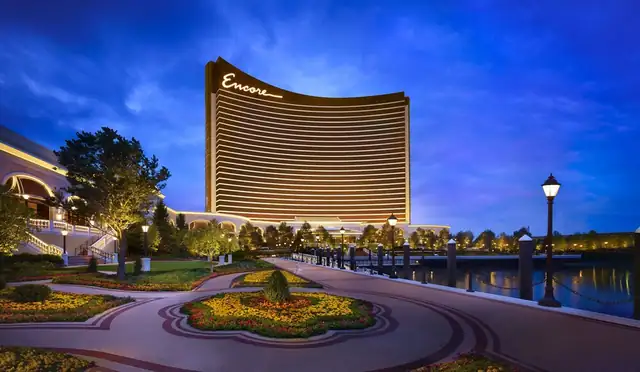 Encore Boston Harbor à Everett, hôtel à la façade courbe avec son nom illuminé
