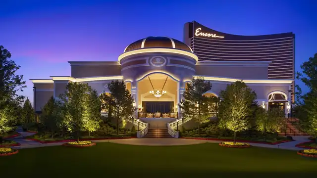 Encore Boston Harbor à Everett, hôtel imposant avec auvent et grand escalier
