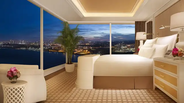 Encore Boston Harbor à Everett, chambre avec grand lit, table de chevet et lampe