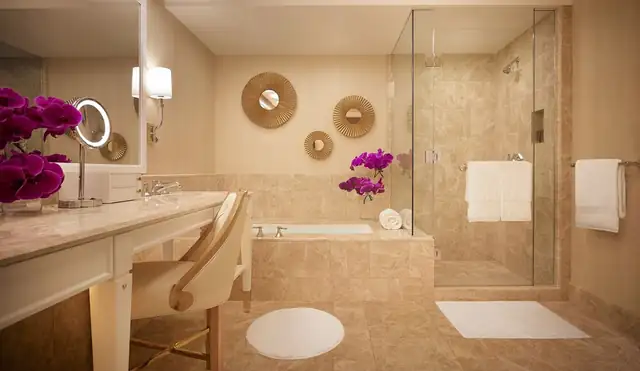 Encore Boston Harbor à Everett, salle de bains, douche en verre et coiffeuse
