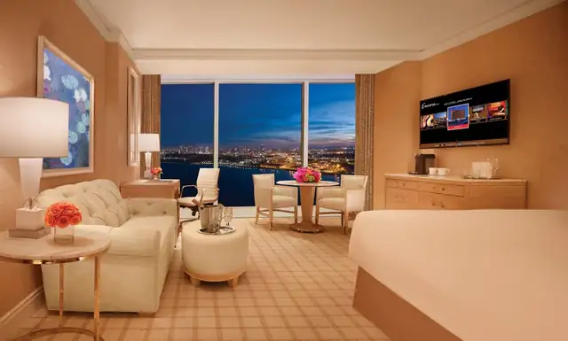 Encore Boston Harbor à Everett, chambre avec vue, télévision, bureau et canapé