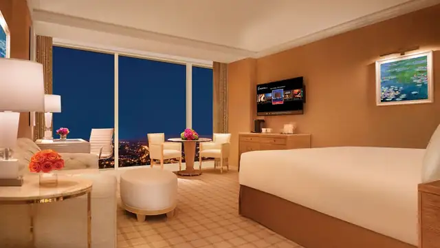 Encore Boston Harbor à Everett, chambre avec grand lit, télévision et bureau avec chaise