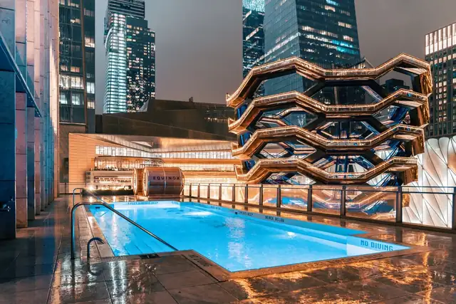 Equinox Hotel à New York, piscine entourée de transats
