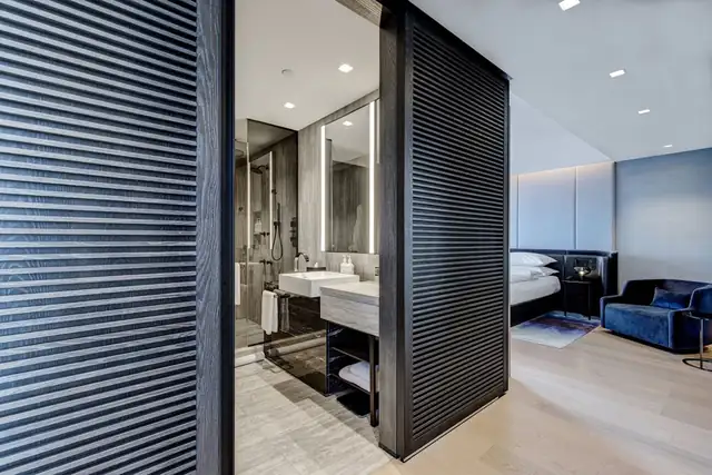 Equinox Hotel à New York, chambre moderne avec lit et table de chevet