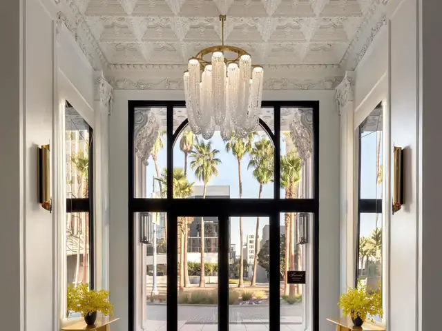 Fairmont Breakers à Long Beach, entrée avec lustre en cristal
