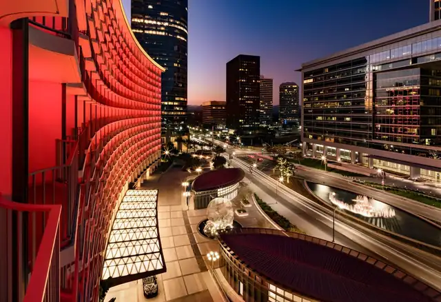 Fairmont Century Plaza à Los Angeles, bâtiment moderne à la façade courbe