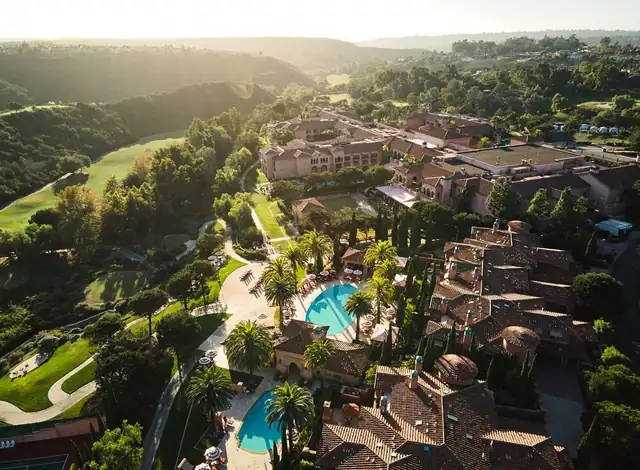 Fairmont Grand Del Mar à San Diego, grande piscine et bâtiments dans la végétation