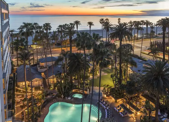 Fairmont Miramar à Santa Monica, piscine avec transats et palmiers