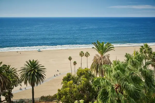 Fairmont Miramar à Santa Monica, plage avec palmiers et vue sur l'océan