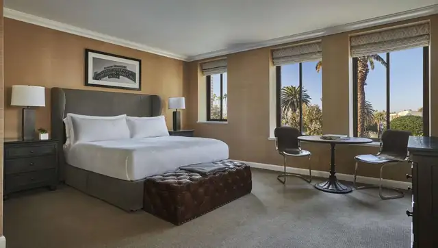 Fairmont Miramar à Santa Monica, chambre avec grand lit et deux lampes