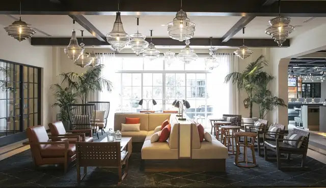 Four Seasons Aviara à Carlsbad, salon moderne avec canapé, fauteuils et tables