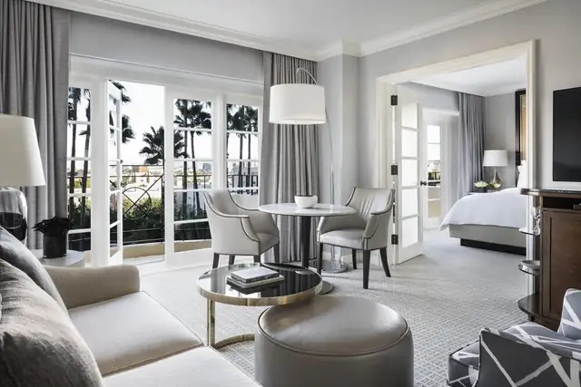 Four Seasons Beverly Hills à Los Angeles, chambre moderne avec balcon