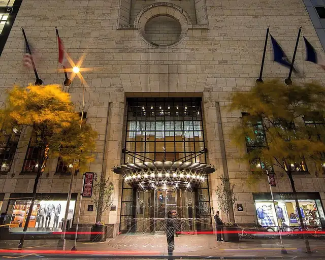 Le Four Seasons à New York, bâtiment historique avec grande entrée