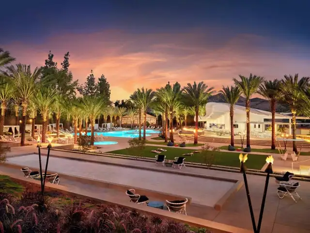 Four Seasons Westlake Village à Los Angeles, espace piscine avec transats