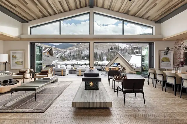 Four Seasons Resort Vail à Vail, vaste salon avec cheminée