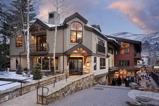 Four Seasons Resort Vail à Vail, façade en pierre du bâtiment