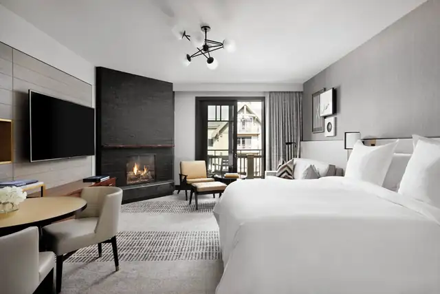 Four Seasons Resort Vail à Vail, chambre moderne avec grand lit