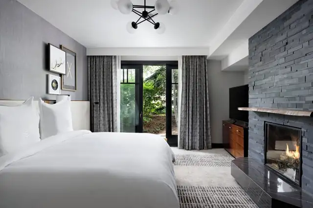 Four Seasons Resort Vail à Vail, chambre avec lit et cheminée