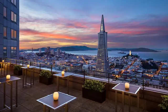 Four Seasons Embarcadero à San Francisco, terrasse avec tables et vue sur la ville