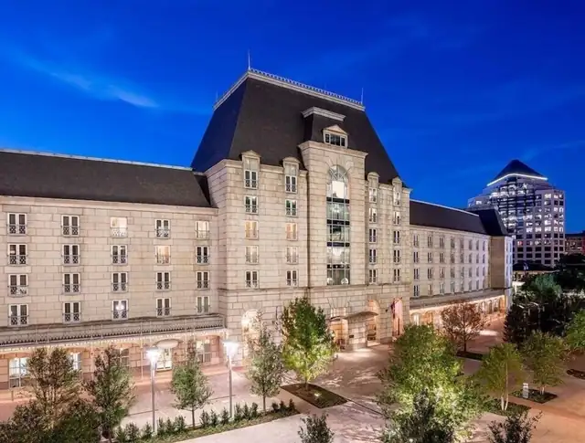 Hotel Crescent Court à Dallas, bâtiment historique à la façade symétrique et entrée centrale