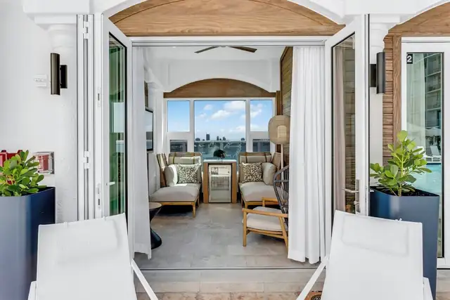 InterContinental Miami à Miami, balcon avec deux transats blancs