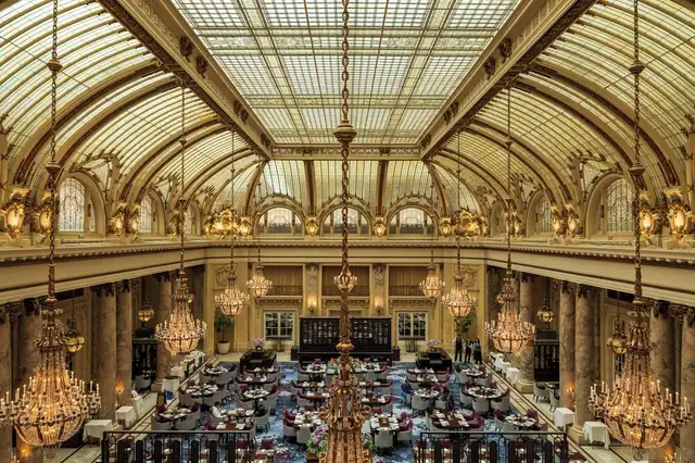 Palace Hotel à San Francisco, grand salon au plafond voûté et lustres