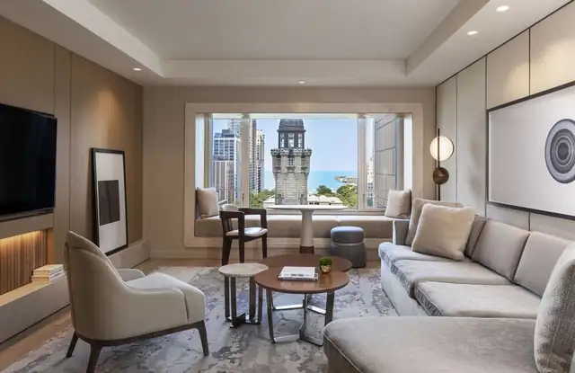 Park Hyatt Chicago à Chicago, salon moderne avec canapé, fauteuils et télévision