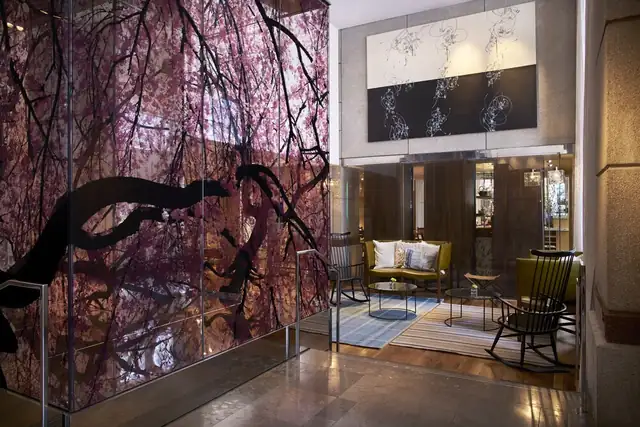 Park Hyatt à Washington D.C., hall moderne avec une grande œuvre d'art abstraite