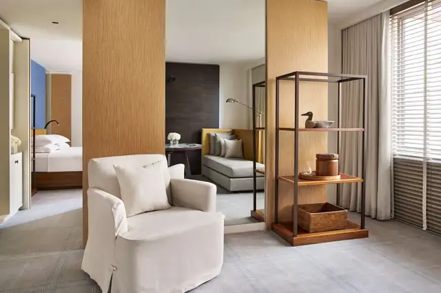 Park Hyatt Washington à Washington D.C., chambre moderne avec canapé et bibliothèque en bois