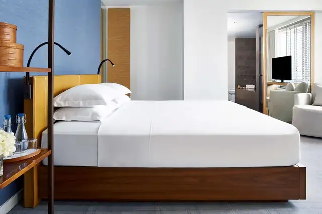 Park Hyatt à Washington D.C., chambre avec lit en bois et table de chevet
