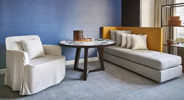 Park Hyatt Washington à Washington D.C., salon avec canapé, fauteuil, table ronde et bibliothèque