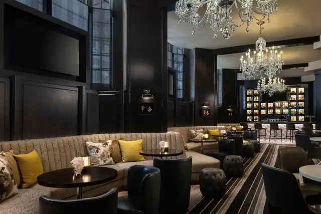 The Ritz-Carlton Atlanta à Atlanta, salon moderne avec un fauteuil