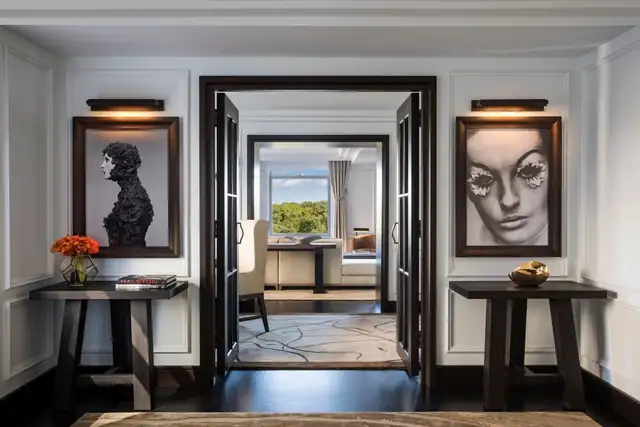 Ritz-Carlton Central Park à New York, couloir avec tableaux encadrés