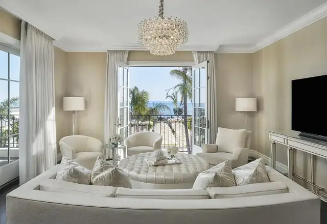Rosewood Miramar Beach à Montecito, vaste salon avec canapés et lumière naturelle